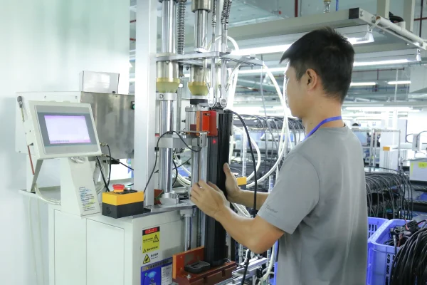 Automatic screw fastening at Totron factory